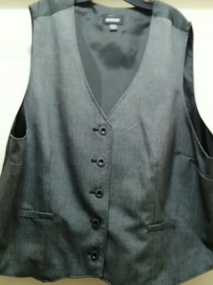 Avenue Tops - NWOT. Woman's white and Black poka dot vest.
